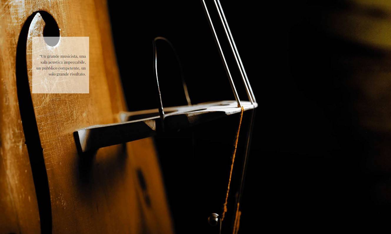 Immagine che contiene interni, tavolo, sedendo, musica
Descrizione generata automaticamente